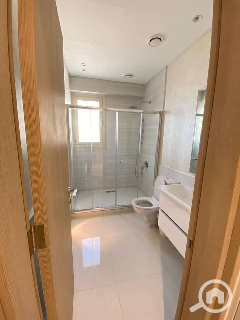 10 37e0046d-4162-4f8f-a9ec-77e34b44cb2d. jpg