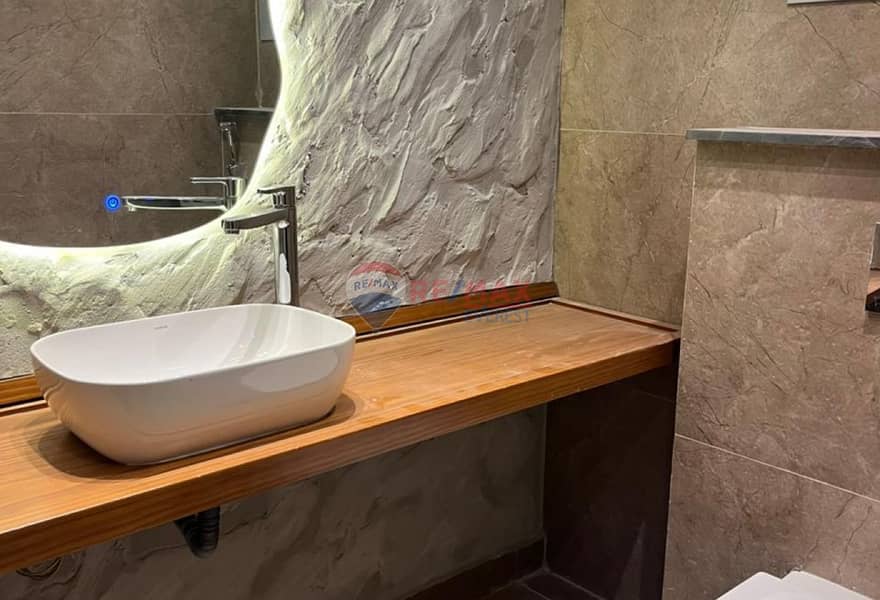 10 4b06a39f-b8be-47da-8ec3-b8d667ed3a00. jpg