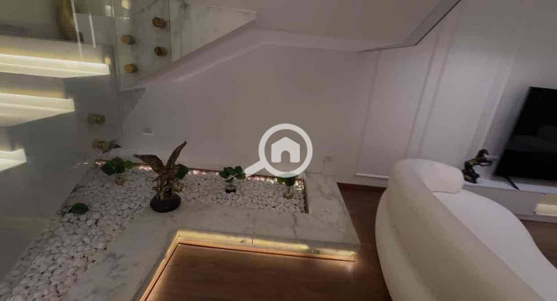 11 eff5bf9e-43f8-46f1-844d-b889211c5a27. jpg