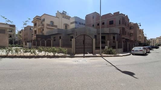 10 Bedroom Villa for Sale in New Cairo, Cairo - فيلا للبيع بالتجمع الخامس مميزه الدفاع الوطني شارع الجزيره قرب تسعين