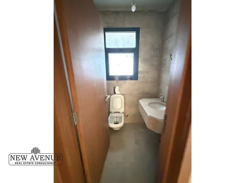 8 cf483c05-b0a4-4bc3-b495-42059eaf5998. jpg