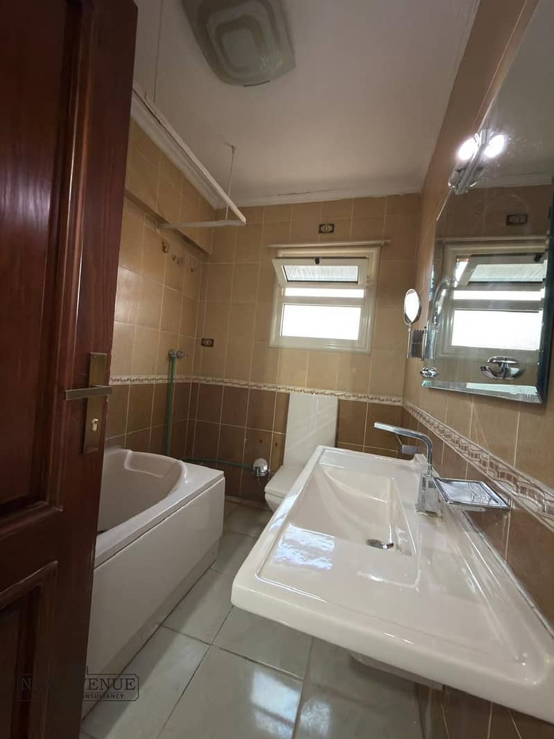 8 813d28d7-7a36-4f09-aecd-5bd6ff55fec1. jpg