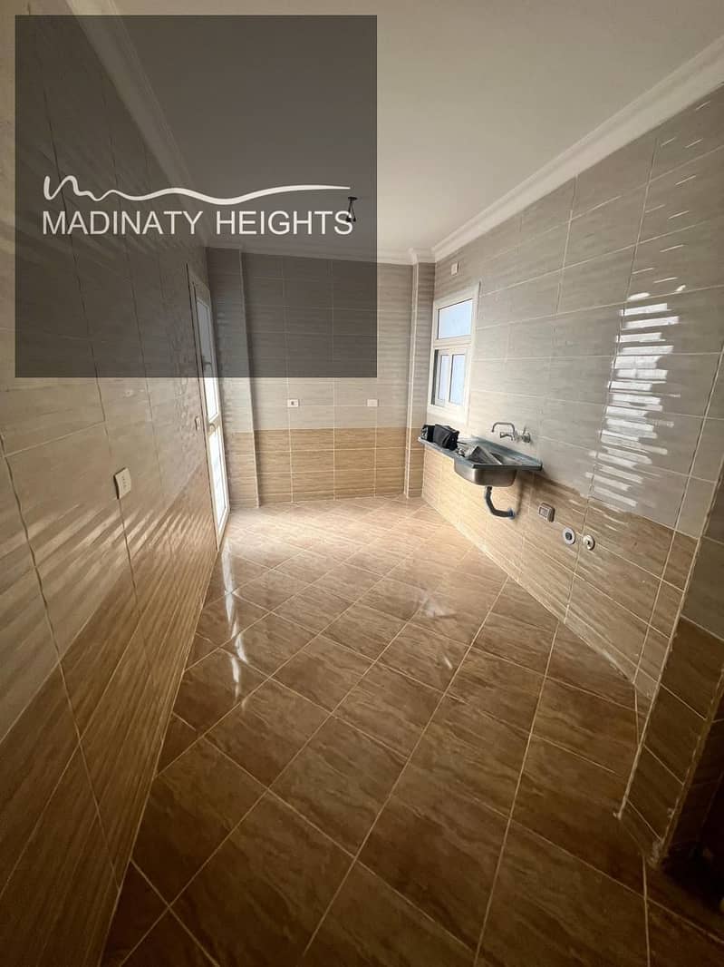 10 WhatsApp Image 2025-12-08 at 16.45. 13_325c0752. jpg