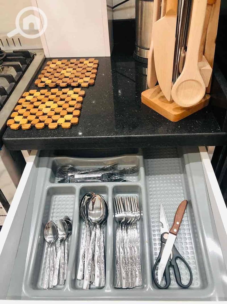 12 f27e8a23-9140-4a39-bfc6-e65d4022f2d0. jpg