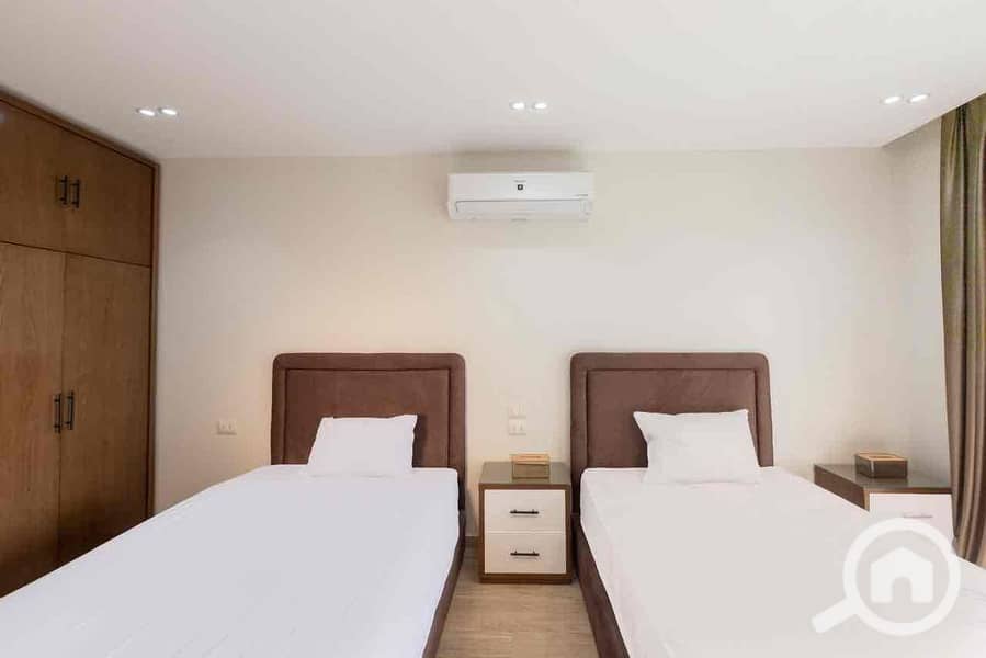 13 0964b5f2-2a47-44fe-8397-6a3459dc5be1. jpg