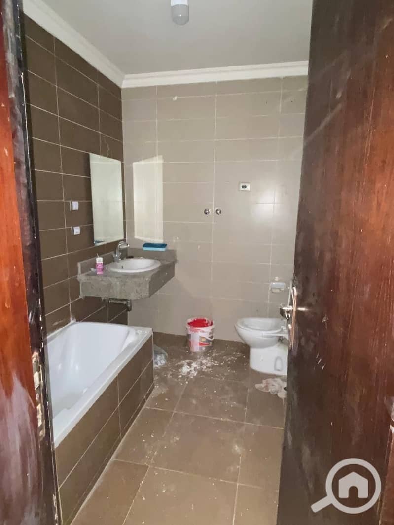 10 156c5675-4c0e-4d06-b540-1aa63c6ccae0. jpeg