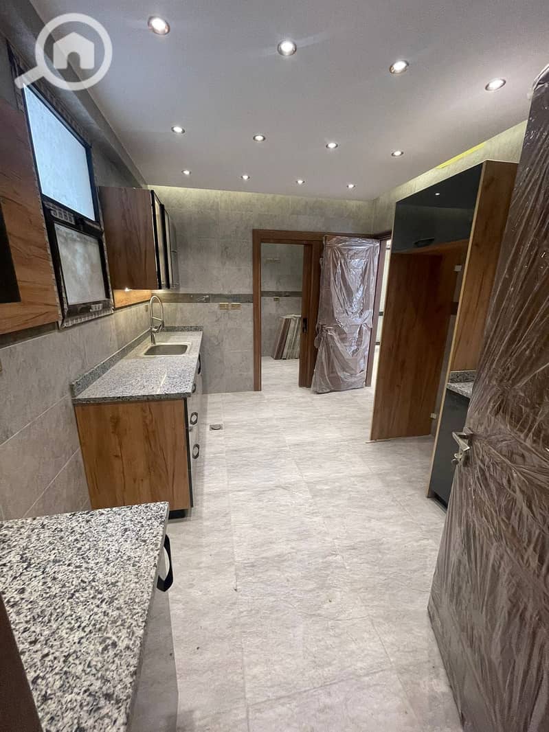 8 c2cd70e2-e7fb-40bc-a058-79358f50b75a. jpg