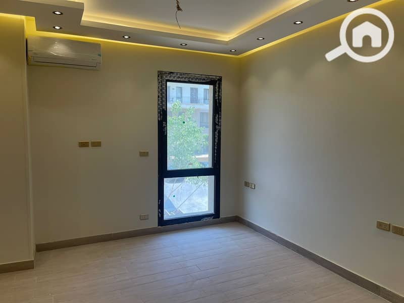 12 2c37cdd8-81c6-4c62-bccf-51bca49dc401. jpg