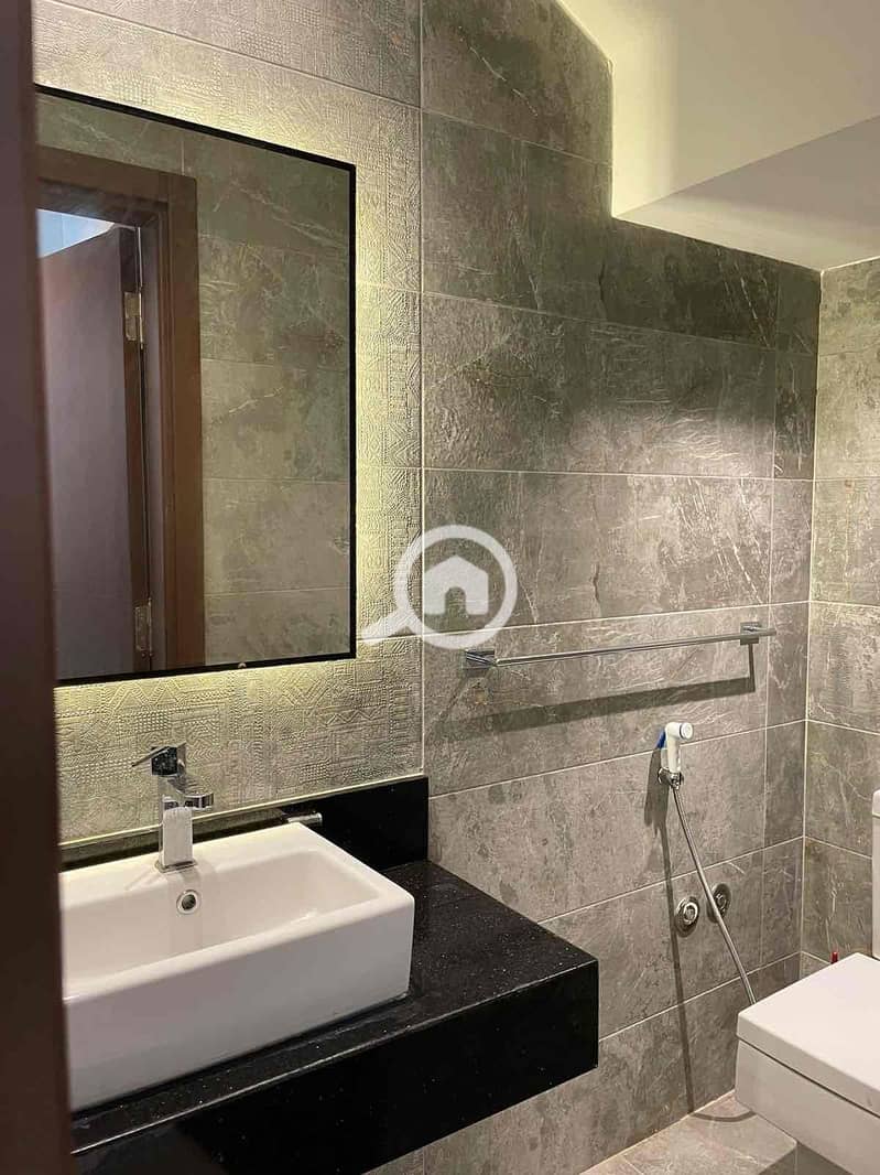 12 0b9eec92-318c-4f78-a855-bc7fb8ea378b. jpg