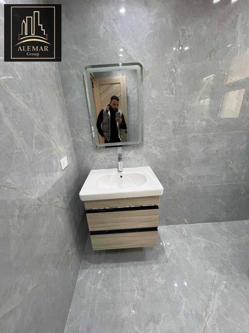 10 b3c2488f-5cd1-47c3-b41b-408d42a58ea9. jpg