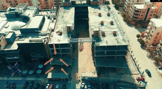 محلات تجارية  للبيع في القاهرة الجديدة، القاهرة - مكان الدوبلكس اللي عالواجهه. jpg