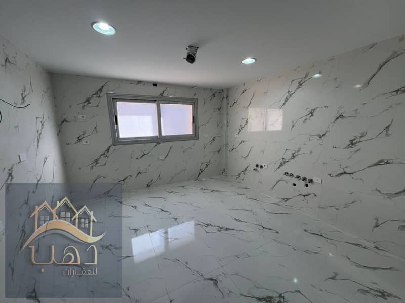 14 5aeeaaa5-1614-45d1-b22a-fedb2f1157a0. jpg