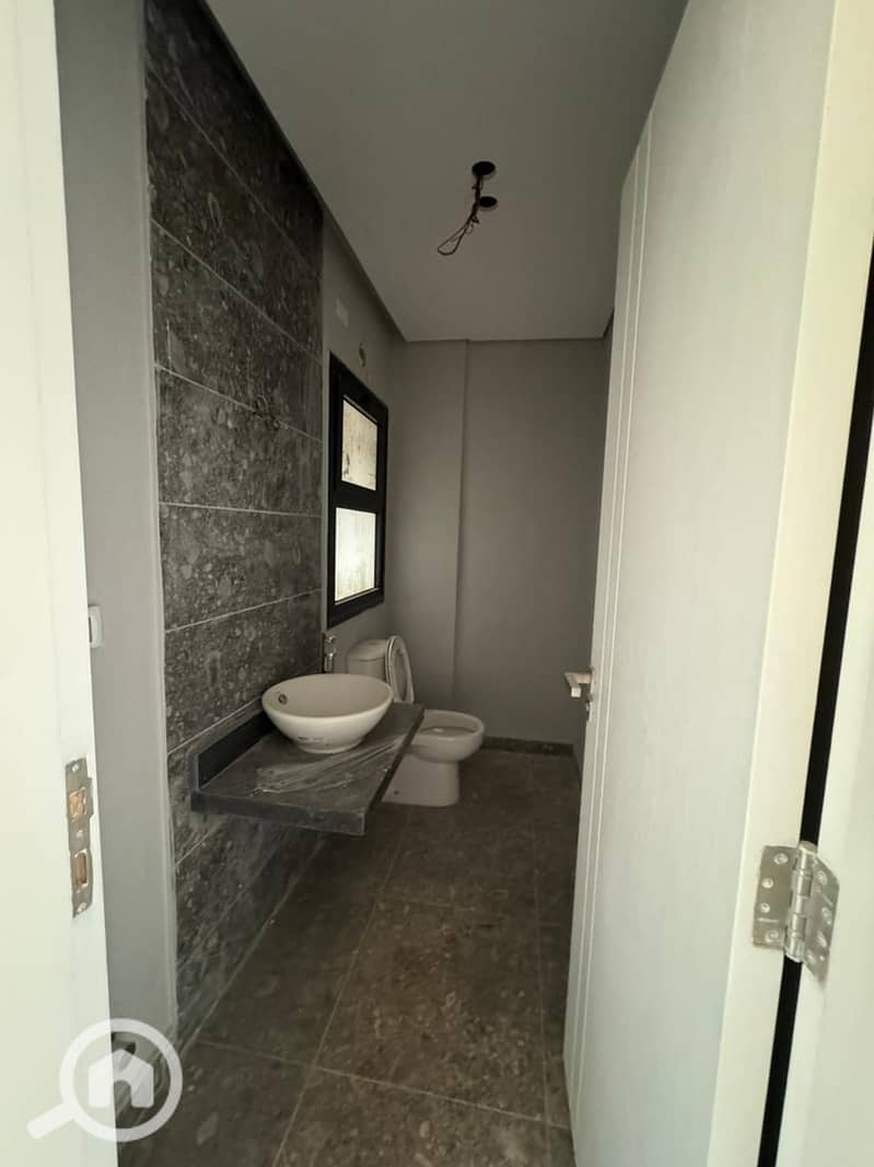 10 WhatsApp Image 2025-12-10 at 12.19. 45_9fc94f63. jpg