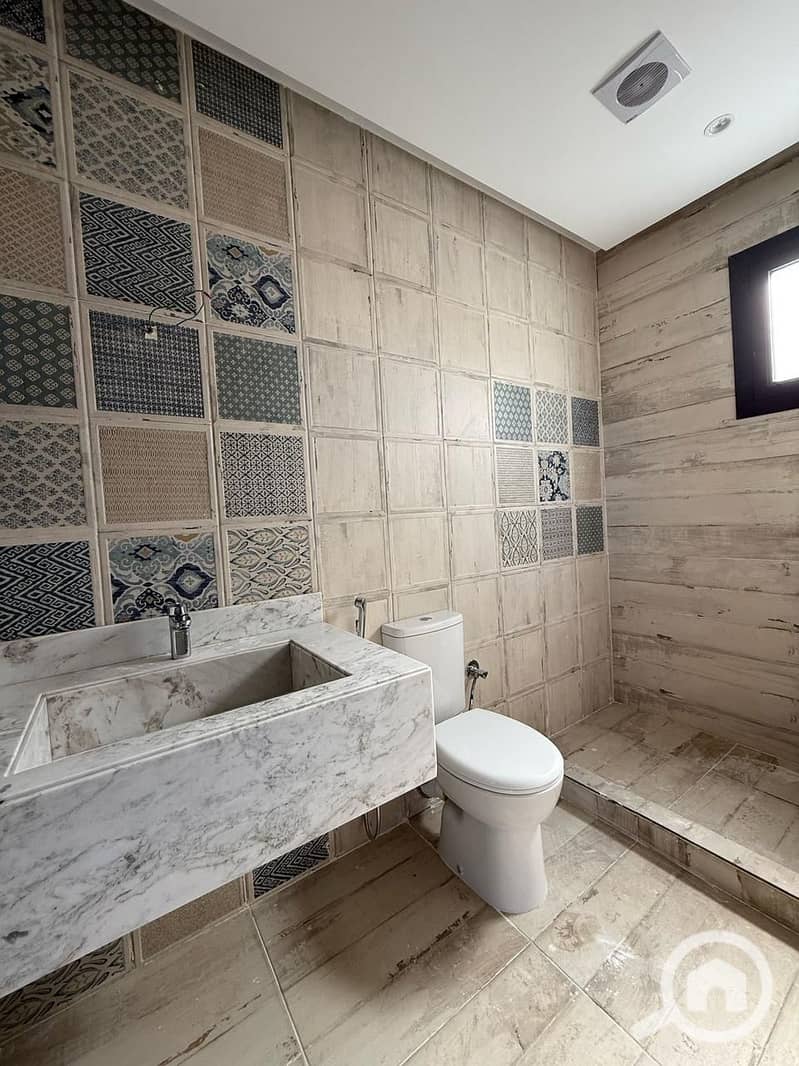 12 bcf8f16d-3610-4d1c-ad89-dd4e86ccb62b. jpg