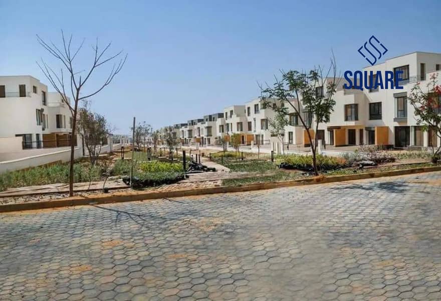 3 8233559-f0e18o. jpg