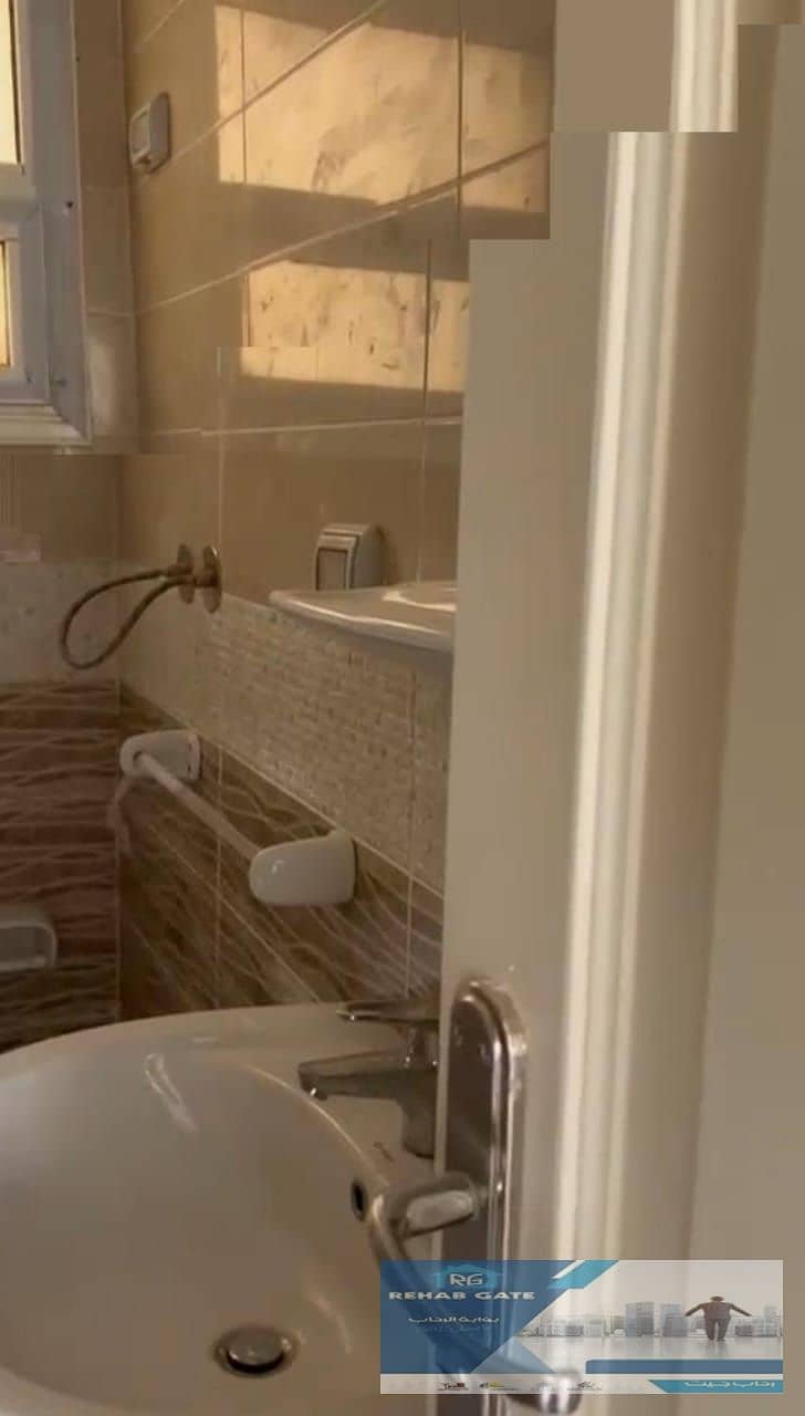 12 525c10f6-14b9-4cff-8125-a3ad34dbf790. jpg