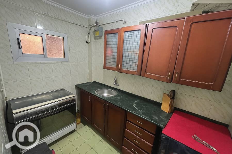 4 20250621_1132_مطبخ صغير مزدحم_remix_01jy8sqt7dfjytmt0dd6a1fr86. png