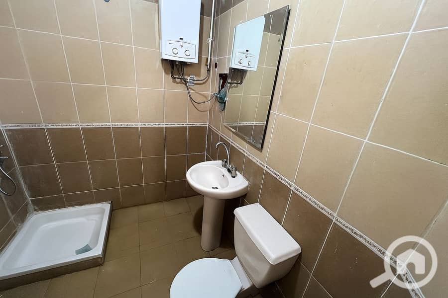 5 20250622_1638_إزالة الأغراض وتنظيم الحمام_remix_01jybxnb1pet5rxwvynkxg08pq. png