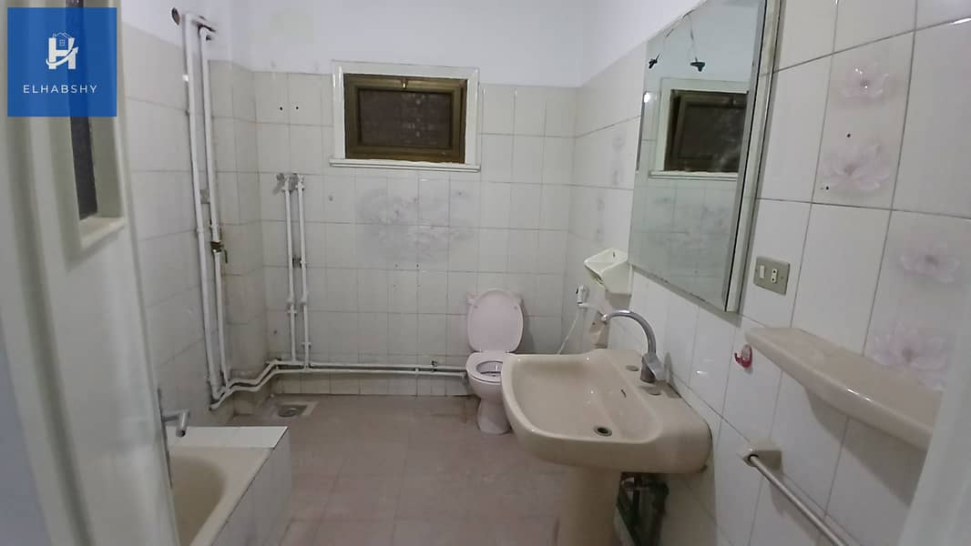 9 شقة للبيع في الدقى 240م فى شارع فينى الرئيسى و كأنك فى الزمالك ( تشطيب مجدد ) . (9). jpg