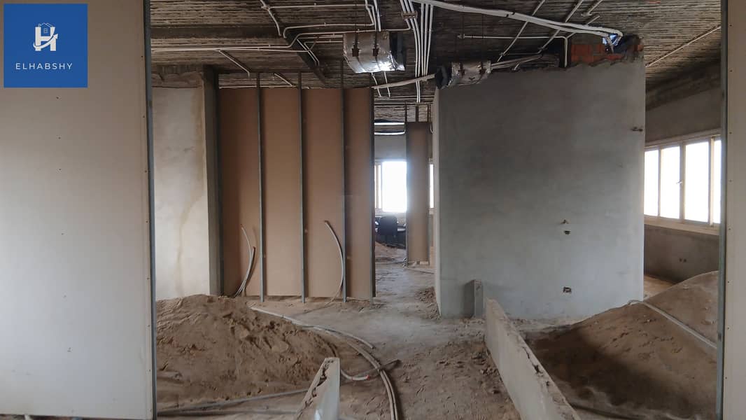 7 مكتب 400م للإيجار في مول شهير على شارع الشباب الرئيسى في الشيخ زايد (7). jpg