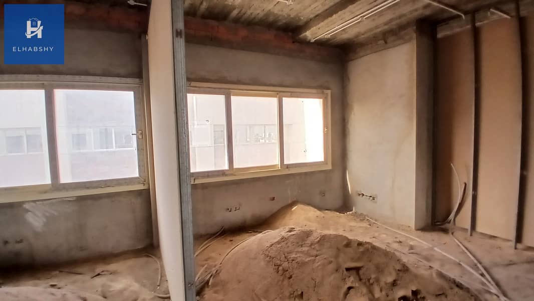 8 مكتب 400م للإيجار في مول شهير على شارع الشباب الرئيسى في الشيخ زايد (8). jpg