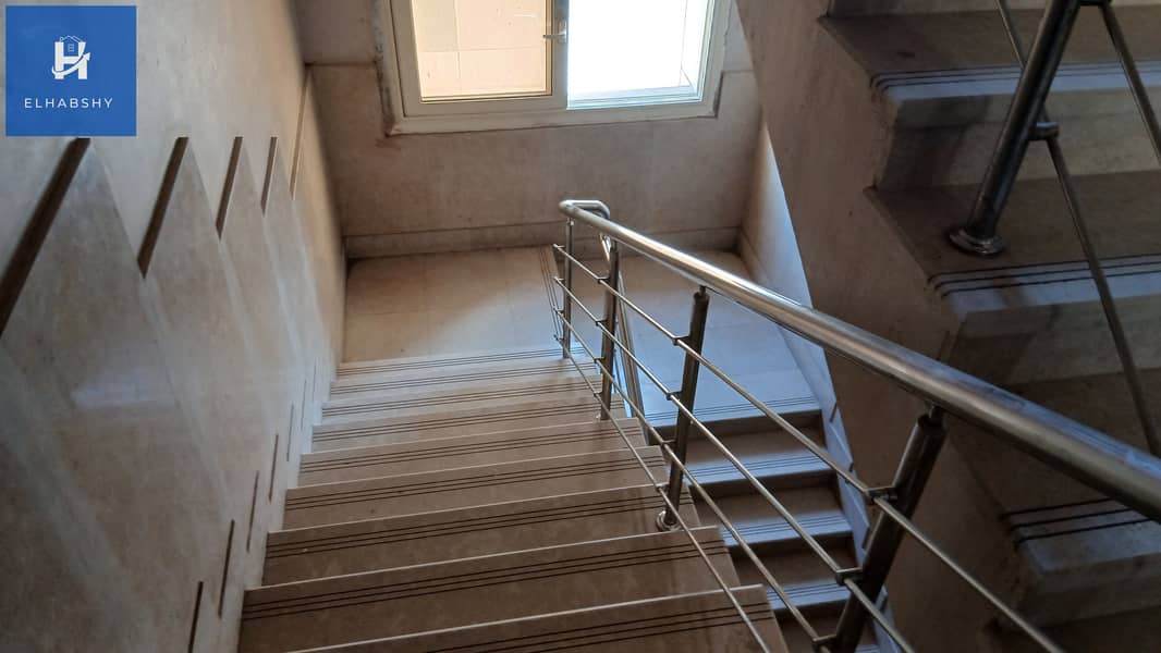 11 مكتب 400م للإيجار في مول شهير على شارع الشباب الرئيسى في الشيخ زايد (11). jpg