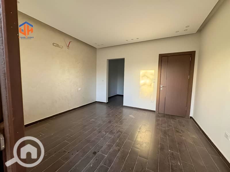 10 b9eda2c7-d958-4132-b60e-411e1d55813f. jpeg