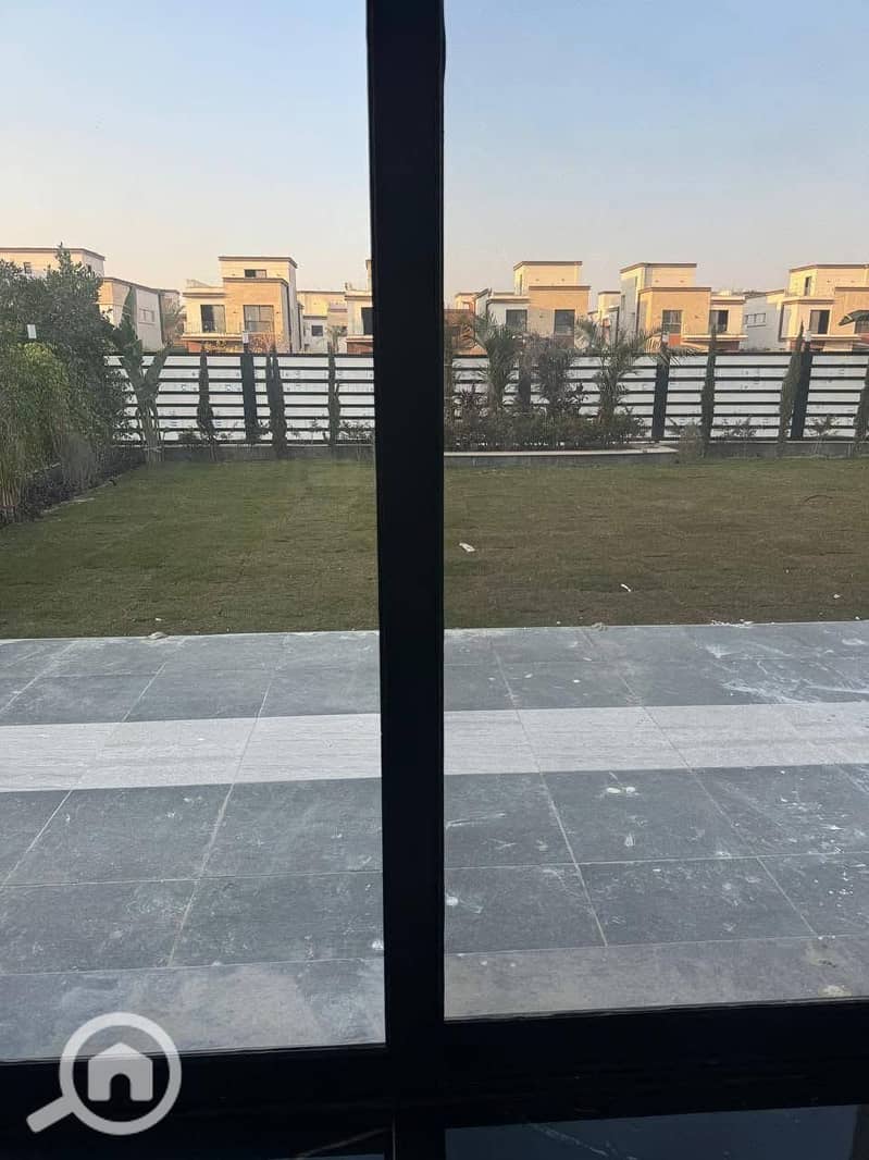 4 04e967c6-283d-4582-86d3-950add62ad41. jpg