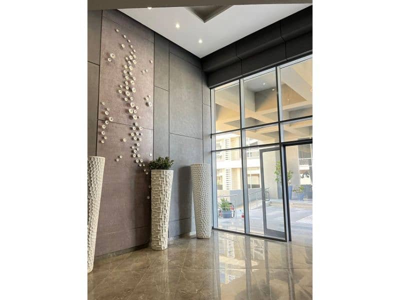 12 7a7d0551-b84f-491c-95f2-e7dfc0b46e93. jpg