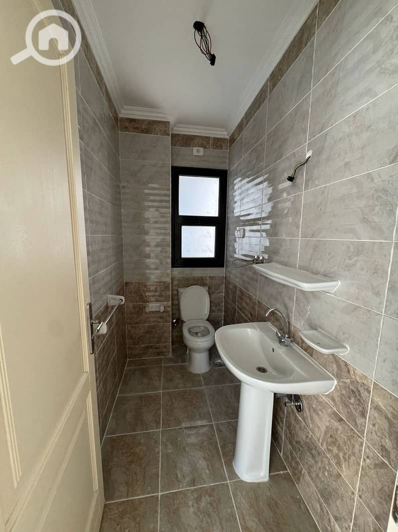 4 b0df68e2-a550-47a7-b9dc-68002d0465fe. jpeg