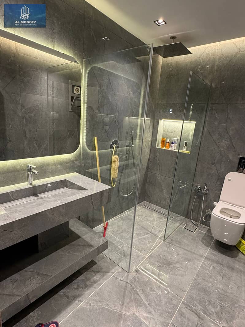 10 7d1f347e-a33a-40e5-9d60-be8750bb3cba. jpg