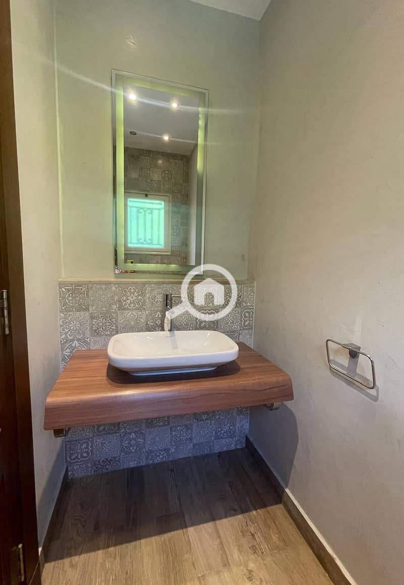 9 6c82ce5c-8f3c-47b3-b838-bca251e1bd92. jpeg