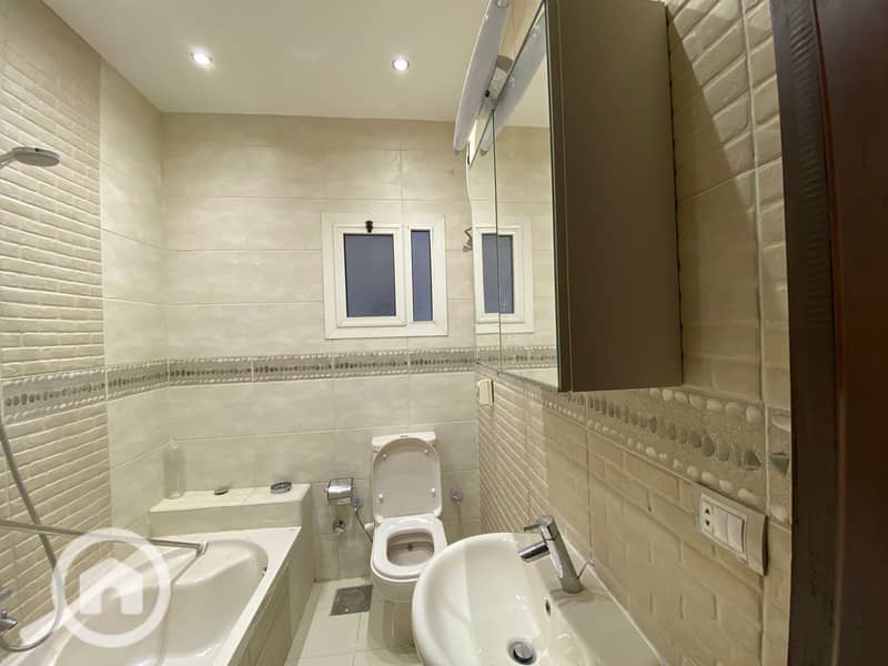 9 5b5c8f68-925e-4a35-a823-8d5f25bf4d2f. jpg