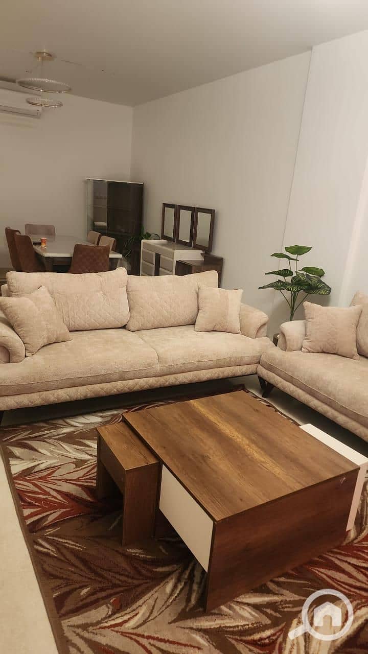 2 b8ce68aa-0ae2-4200-a5b0-183cec2a0a2c. jpg