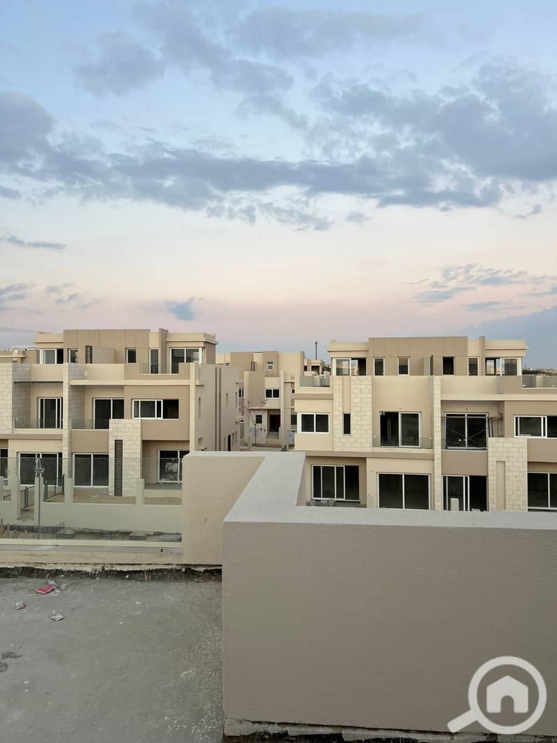 7 TAWNY Live Photos 1_page-0004. jpg