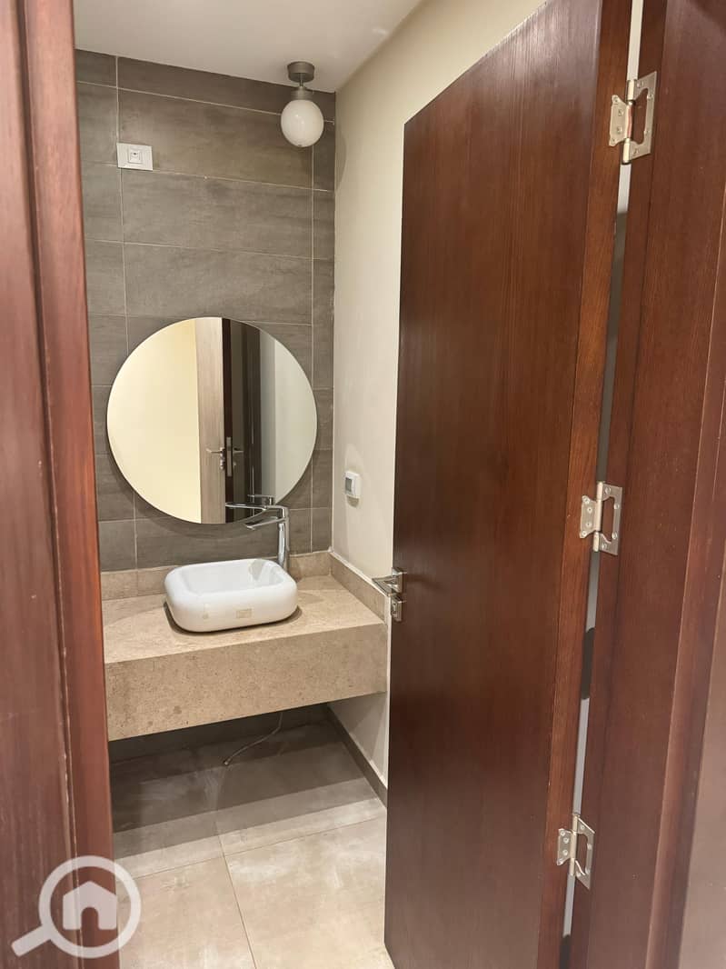 8 2c4e28cc-9dc2-429e-ab11-3ded943e4ca1. jpg