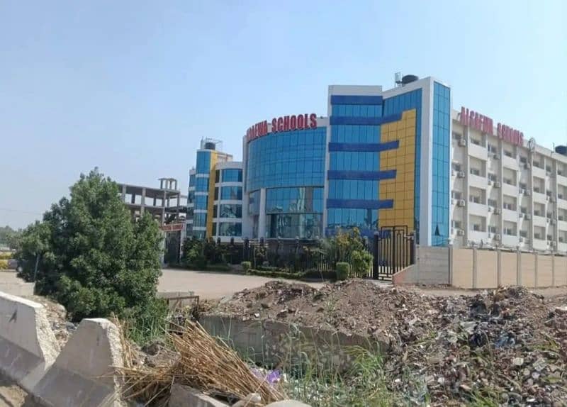 ارض على السريع مباني بجانب مدرسة الصفوة من المالك ارض على السريع مباني بجانب مدرسة الصفوة من المالك