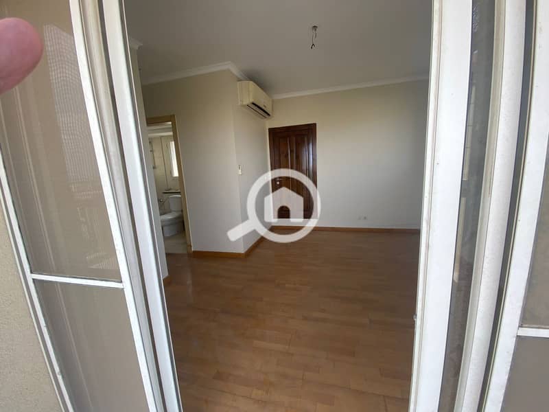 12 573729c6-50ff-4eb6-bf07-bcb264df116f. jpg