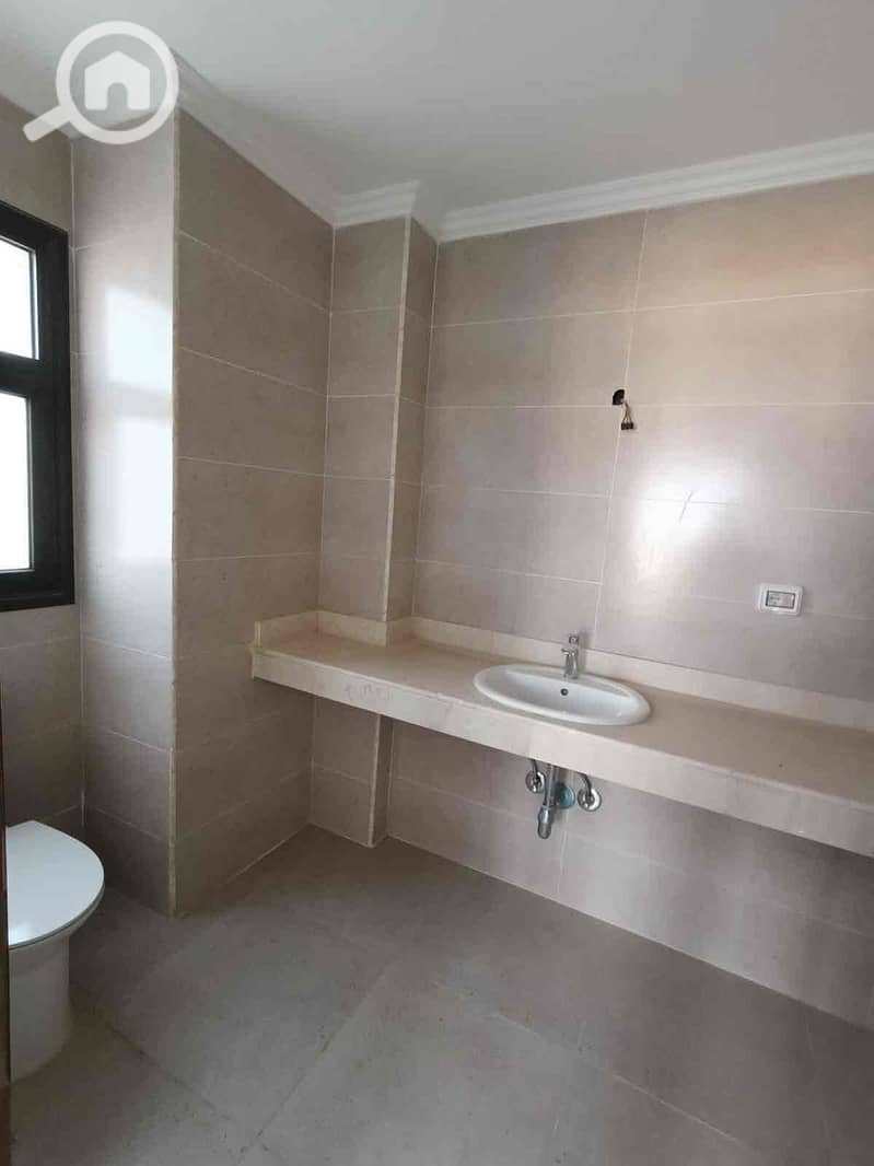 10 e84754b2-7077-4d56-8808-4b4ec08e3fd2. jpg