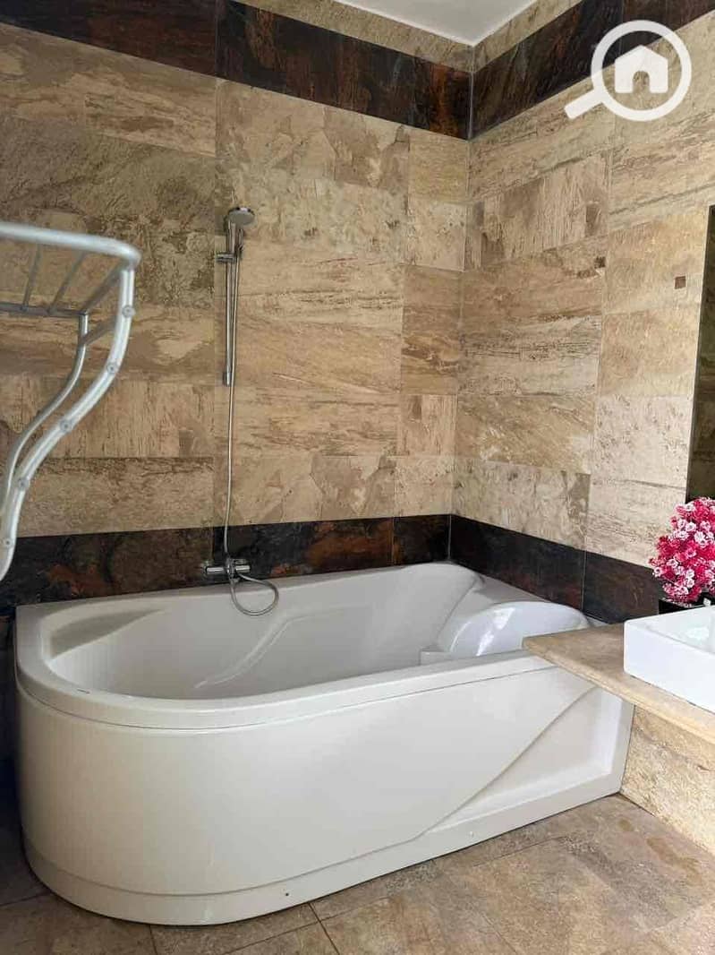 5 5ccf5aae-5333-4241-9bc8-f4aa75cd79e5. jpg