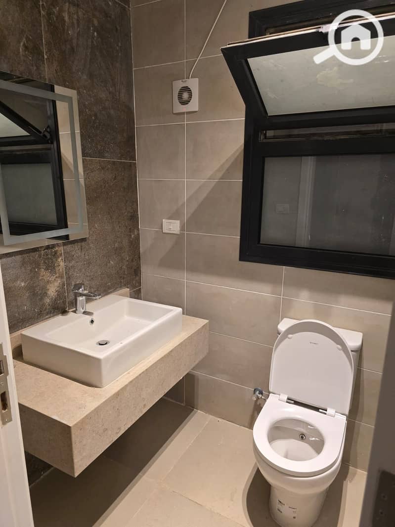 7 cc0c5f0e-9add-47a0-9217-8348a2a5f6d1. jpg