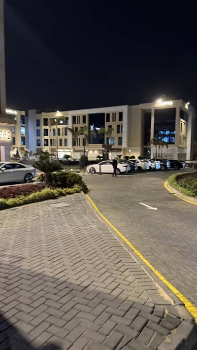 محلات تجارية  للايجار في القاهرة الجديدة، القاهرة - من المالك محل ٢٨ متر واجهة كمباوند ميفيدا شارع التسعين بمول ايتيرنا