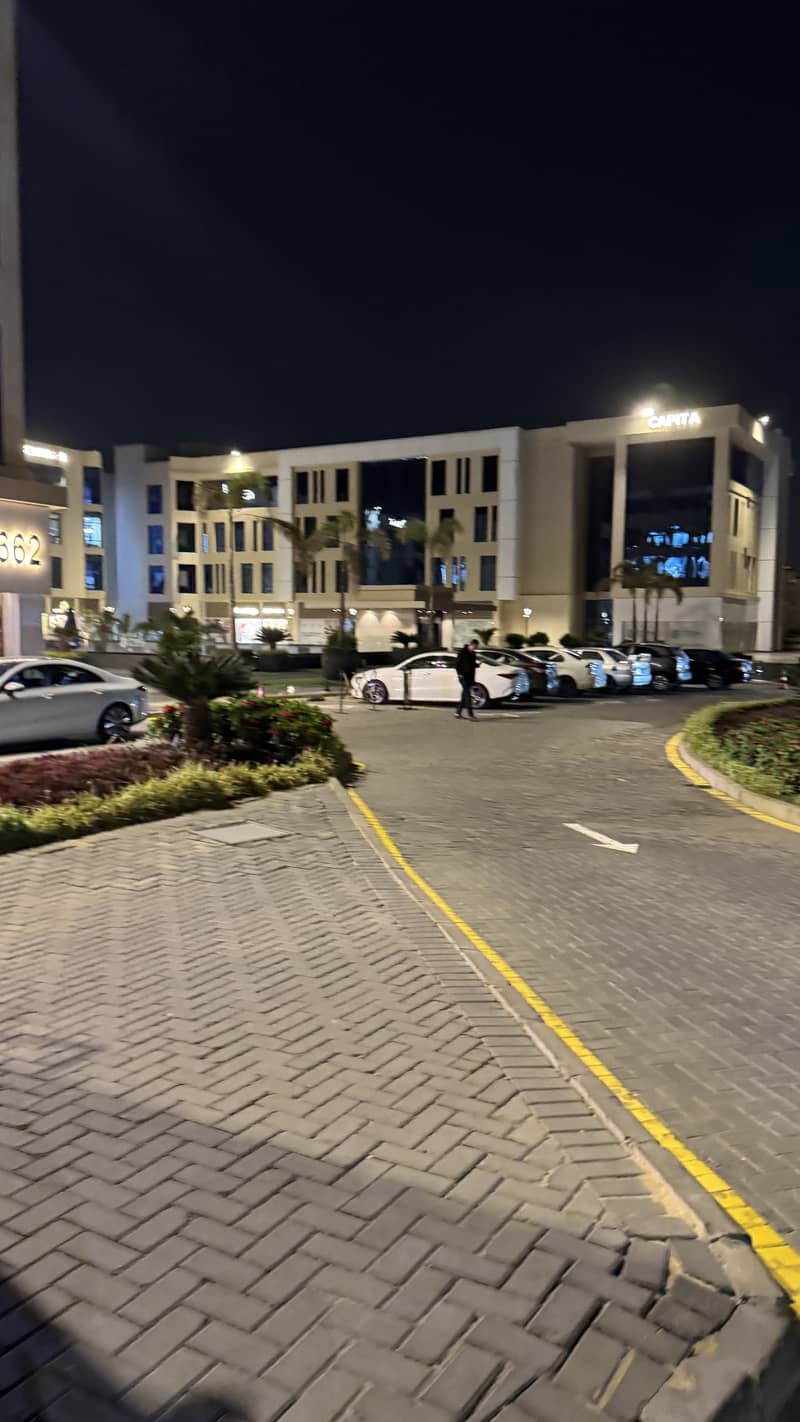 من المالك محل ٢٨ متر واجهة كمباوند ميفيدا شارع التسعين بمول ايتيرنا من المالك محل ٢٨ متر واجهة كمباوند ميفيدا شارع التسعين بمول ايتيرنا