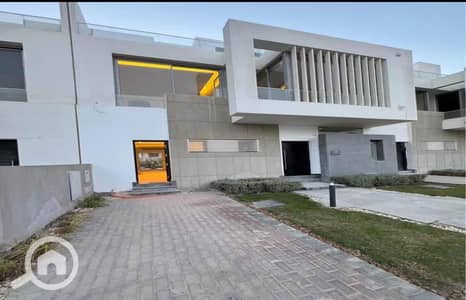 6 Bedroom Townhouse for Sale in 6th of October, Giza - WhatsApp Image 2025-11-23 at 1.24. 30 AM (3)_1400x900. jpg