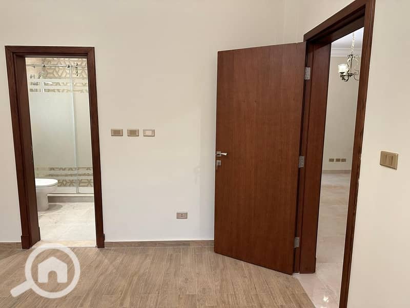 12 c7b1bf79-a613-418f-adfe-e9c47e52df6e. jpg