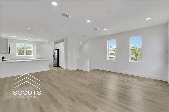 10 caf2ee7e-0517-4631-a01c-a7297fbea5c7. jpg