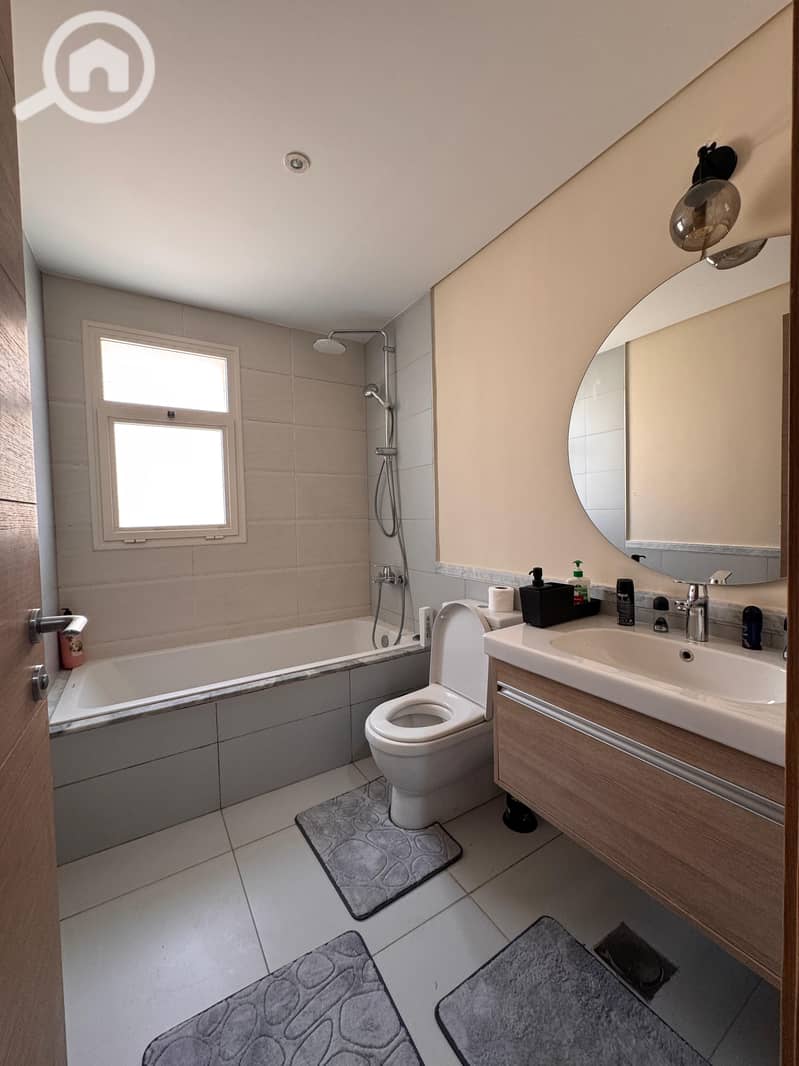 4 7c772572-f019-4ead-9c09-f65753d9b51e. jpg