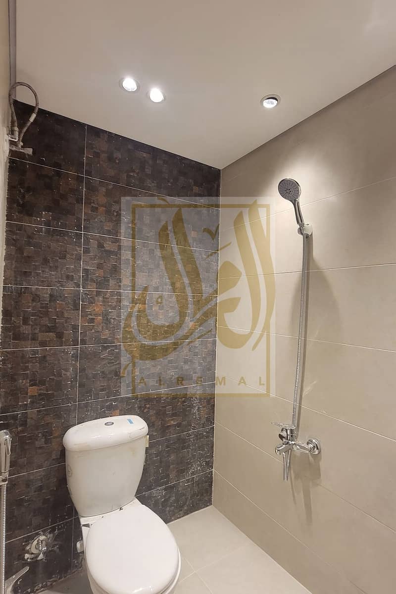 15 20251216_1144_تنظيف بلاط الحمام_remix_01kck8nsemebestanfpd8sxa9q. png