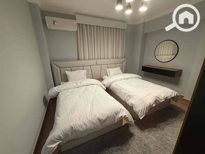 10 6501b450-e4fd-412d-a40e-38e96d0286a6. jpg