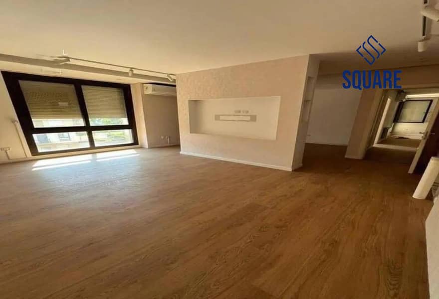 2 8421075-2e9b3o. jpg